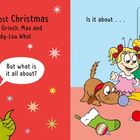 Links ist ein grüner, freundlicher Grinch mit fragendem Blick. Rechts fröhliche Kinder und Hund vor einem Weihnachtsbaum.