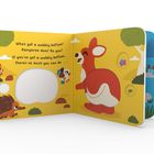 Text im Buch: "Who's got a wobbly bottom? Kangaroo does! Do you? If you've got a wobbly bottom, there's so much you can do...".

Darüber hinaus zeigt eine Illustration ein lachendes Känguru, einen Baum und einen Vogel. Ein Igel ist unten links sichtbar.