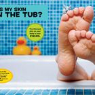 Titel: Warum wird meine Haut in der Wanne schrumpelig? Ansicht auf Füße in einer Badewanne mit blauen Fliesen.