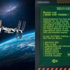 „Mission Log: [BEGIN YOUR TRAINING]“ Ein digitaler Bildschirm zeigt Text über Astronautentraining neben der Erde und einer Raumstation.