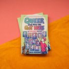Buchcover mit dem Titel "Queer and How We Got Here: A (Personal) History" von Hazel Newlevant, Illustration mit Gesichtern.