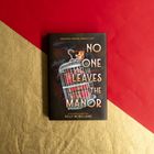 "No One Leaves the Manor" von Kelly McWilliams. Illustration: Frau hinter Vogelkäfig, roter und goldener Hintergrund.