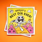 "SKULLY'S BEST DÍA EVER!" oben, "RHODE MONTIJO" unten. Comic-Stil mit fröhlichem Skelett, rosa Hügeln, gelbem Himmel.