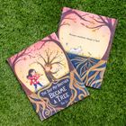 Zwei illustriert Bücher auf Gras. Auf einem Cover: "THE DAY MY BROTHER BECAME A TREE" von Xin Li. Szene mit Baum und Kind.