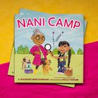 Titel: "NANI CAMP". Illustration: Ältere Frau und Mädchen mit Lupe, zwei Hunde, Picknickkorb auf Wiese.