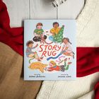 Titel: "STORY RUG". Illustration zeigt spielende Kinder mit Decken und bunten Stoffen.