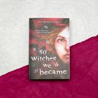 Ein Buchcover mit dem Titel "So witches we became", halb verdecktes Frauengesicht, Blumenmuster, erdige Farben.