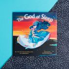 "The God of Sleep" von Lev Grossman, illustriert von Huynh Kim Lien. Ein Mädchen schwebt auf einer Wolke vor buntem Himmel.