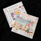 "Kindergarten Gets Ready" steht groß auf einem kindgerecht illustrierten Buchcover mit bunten Wimpeln und Klassenzimmerszene.