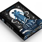 Cover von "STYX: THE RIVER" von Nikita Gill. Illustration: Zwei blaue Figuren vor einem großen Mond, umgeben von floralen Mustern.
