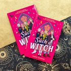 „She's perfect in every way, but she's also the perfect suspect.“ Zwei Bücher mit Titel „Such a Witch“ von Sarah Henning.