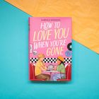 Auf pinkem Hintergrund steht "How to Love You When You're Gone" von Gabriela Gonzales. Illustration: Paar im Diner.