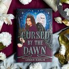 „Cursed by the Dawn“ von Logan Karlie. Zwei gezeichnete Figuren mit Schwertern, umgeben von Blumen und Blättern.