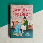 „The Unruly Heart of Miss Darcy“, Erin Edwards. Illustration: Zwei Frauen auf einem Sofa; eine in Blau, die andere in Grün.