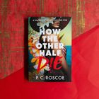 Buchcover: "How the Other Half Die" von P.C. Roscoe. Frau mit Blumenhut im Hintergrund, umgeben von Blumen.