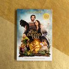 "The Magic Faraway Tree", "The Enchanted Wood", "Now a Major Motion Picture". Diverse Figuren in fantasievoller Kleidung.
