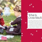 Text: "What Is Cross-Stitch?" Drei Puppen sitzen auf Gras. Eine trägt Zöpfe und eine rote Kleidung, eine andere ein blaues Kleid.