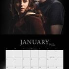 JANUARY 2027. Monatskalender mit zwei Personen im Hintergrund.