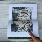 "As I held on, Aki" ist der Text. Illustration von abstrakten Formen in dunklen Blautönen mit einer Hand, die ein Buch hält.