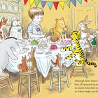 Ein junges Kind mit Namensschild sitzt mit sprechenden Tieren an einem gedeckten Tisch; Dekoration und Geschenke im Raum.