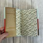 Linker Text über das Buch "Carmilla", daneben Muster aus Blättern in Grün und Beige auf hellem Hintergrund.