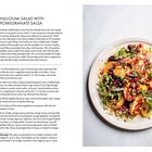 Halloumi Salad with Pomegranate Salsa, Rezept mit Zutatenliste. Rechts ein Teller mit einem farbenfrohen Salat.