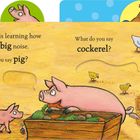 "Little Calf is learning how to make a big noise. What do you say pig? What do you say cockerel?" Illustration mit Bauernhoftieren.