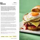 "DOUBLE SMASH BREAKFAST BRIOCHE" mit Rezept, Zubereitungshinweisen und Zutatenliste. Foto: saftiger Burger mit Ei.