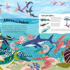 „Above and below“: Warmes Meer mit vielen Tieren, die unter Wasser schwimmen und am Himmel fliegen; bunte Illustrationen.