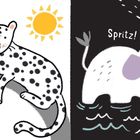 Links ein Leopard auf einem Ast, rechts ein Elefant im Wasser mit Spritzgeräusch. Bunte, kindliche Illustration.