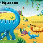 "Der Diplodocus war doppelt so lang wie der T. rex." Große, blaue Dinosaurier in einer farbenfrohen Landschaft.