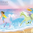 Ein Text erzählt von Einhörnern am Strand. Zwei Mädchen reiten auf Einhörnern im Wasser, das im Hintergrund schimmert.