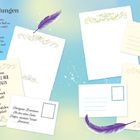 Text: "Edle Einladungen. Einladung zum Zauberball der Feenkönigin. Wann: Bei Einbruch der Nacht. Wo: Im königlichen Feenpalast."  
Hintergrund: Bunte Papierbögen mit Verzierungen und lila Federn.