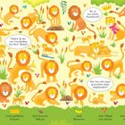 Suche und kreise ein: zwei goldene Kronen, drei braune Mäuse, zwei Bananen, drei Vögel wie dieser, einen schlafenden Löwen. 

Illustration mit vielen Löwen, Pflanzen und kleinen Tieren. Einige Löwenbabys sind bei ihrer Mutter, Vögel und Mäuse sind um sie herum verstreut.