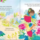Ein Märchenbuch mit bunten Feen in einem blühenden Garten. Gabriella, die Funkelfee, erscheint vor einem pinken Haus.