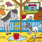 Text: "Wieher! Kannst du unsere seidigen Mähnen mit dem Pinsel anmalen?" und "Vergiss die verschlafene Hofkatze nicht!" Illustration: Fröhliche Tiere im Stall, Pferde, Mäuse, Vogel, Katze.