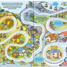 Text: „Heute hilft der rote Lastwagen einer Familie beim Umzug...“, „Tschüss, altes Haus!“, „Siehst du den Hubschrauber?“  
Illustration: Verschlungene Straße mit Landschaft, Häuser und Menschen.