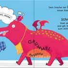 Text: „Kalter Raupensalat? Nein, danke. Dein Drache hat immer noch einen Riesenhunger. Schnell! Dreh das Rad und gib ihm etwas zum Mittagessen.“ Illustration: Ein roter Drache davor ein Tisch mit Salat.
