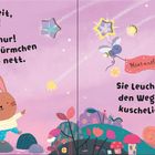 Schlafenszeit, Häschen! Sieh nur! Die Glühwürmchen sind so nett. Hier entlang! Sie leuchten dir den Weg in dein kuscheliges Bett. Ein Häschen folgt lächelnd leuchtenden Glühwürmchen durch eine bunte Landschaft mit Pflanzen und einem Haus im Hintergrund.