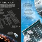 Links steht "LEBEN IM WELTRAUM". Rechts ein Astronaut, Raumstationsteile und der blaue Himmel.