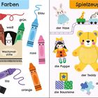 Texte: „Farben“, „Spielzeug“, „Wachsmalstifte“. Links Wachsmalstifte in verschiedenen Farben; rechts Spielzeug wie Hase, Zug, Teddy.