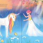 „Die gute Fee: Wenn die Einhörner Hilfe benötigen, besuchen sie Zarina.“ Farbenfrohes Einhorn und Fee in magischer Natur.