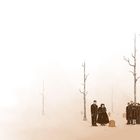 Zu sehen ist eine stilisierte Illustration eines Waldes mit kahlen Bäumen und einer Gruppe trauernder Menschen an einem Grab.