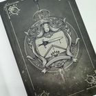 Ein Wappen mit Schwert, Krone, Frauengesicht, Lilie und Zierlinien; ein Schwert oben und Lyra-Symbole an den Ecken.