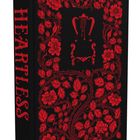 "HEARTLESS" und "MEYER" in Rot auf schwarzem Hintergrund. Rote Blumenranken verzieren den Rand.