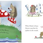 Links sitzen zwei Igel an einem Teetisch aus Fliegenpilzen. Rechts tanzt ein Igel, ein anderer sucht Spinnen. Verspielte Szene.