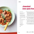 Überschrift: "Jeweled one-pan rice". Links ein Teller mit Nudeln, Fleischbällchen, Tomatensoße und grünen Blättern.