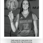 "Caitlin posiert für ein Teamfoto im Dowling Catholic High School Trikot." Basketballspielerin lächelt mit Ball.