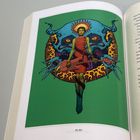 Text: RUBY. Eine farbenfrohe Illustration zeigt eine Figur mit Gitarre vor einem mystischen, mehräugigen Hintergrund.