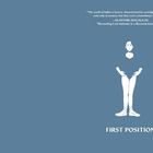 „The world of ballet...“ —Alastair Macaulay. Illustration einer Balletttänzerin in erster Position mit blauem Hintergrund.